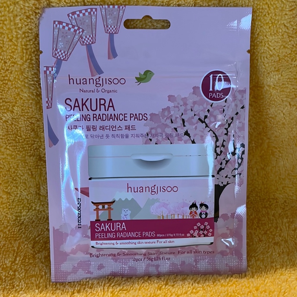 Sakura Peeling Radiance Pads *BRAND NEW*
